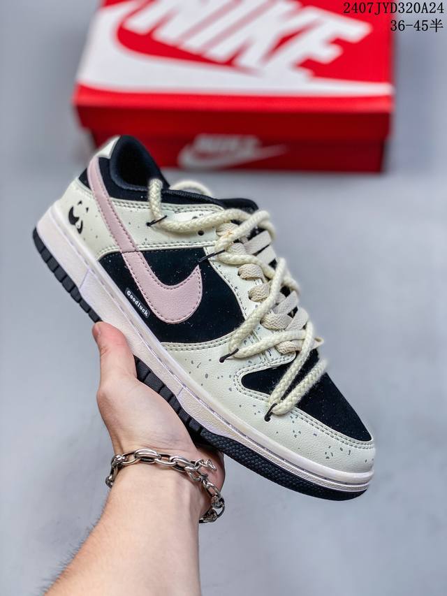 公司级！Futura X Nike Dunk Low Sb联名 解构绑带滑板鞋 这双鞋带系统延续了今年的代表性风格，搭配亮粉色鞋带，保持了 Dunk Sb Lo