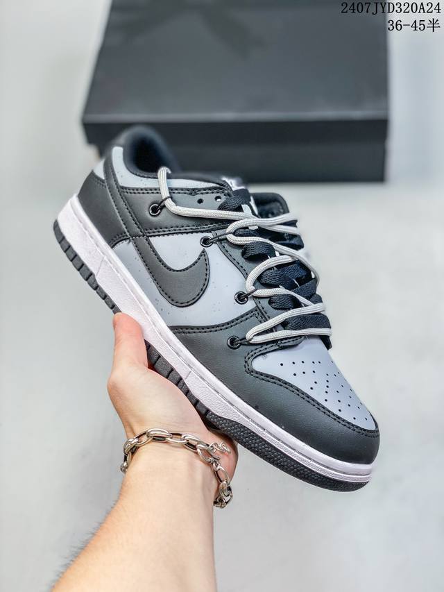 公司级！Futura X Nike Dunk Low Sb联名 解构绑带滑板鞋 这双鞋带系统延续了今年的代表性风格，搭配亮粉色鞋带，保持了 Dunk Sb Lo