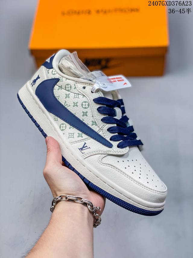 斯图西stussy-米白浅灰勾 海外官方同步发售，斯图西stussy X Nike Dunk Low 耐克板鞋。Stussy是源于美国的潮流品牌，音译为斯图西，