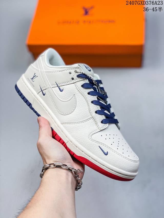 斯图西stussy-米白浅灰勾 海外官方同步发售，斯图西stussy X Nike Dunk Low 耐克板鞋。Stussy是源于美国的潮流品牌，音译为斯图西，