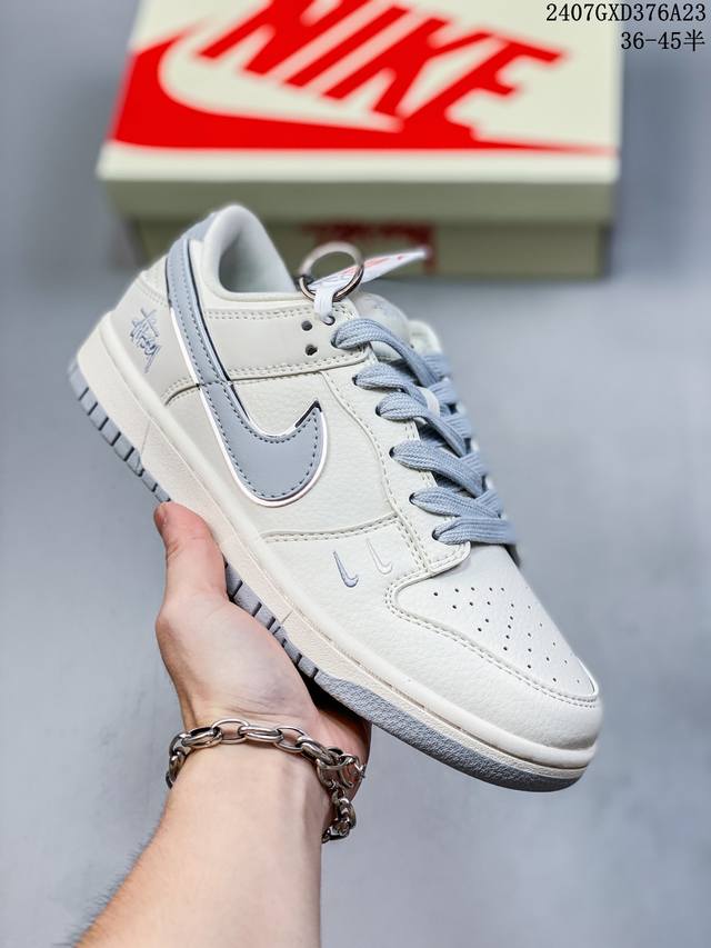 斯图西stussy-米白浅灰勾 海外官方同步发售，斯图西stussy X Nike Dunk Low 耐克板鞋。Stussy是源于美国的潮流品牌，音译为斯图西，