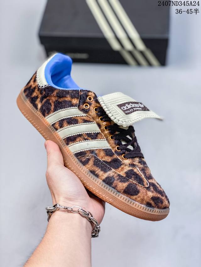 阿迪达斯adidas Originals Gazelle Indoor 三叶草复古防滑耐磨低帮板鞋 鞋款采用柔软的绒面革和耐用的皮革衬里融合在橡胶外底上！ 货号