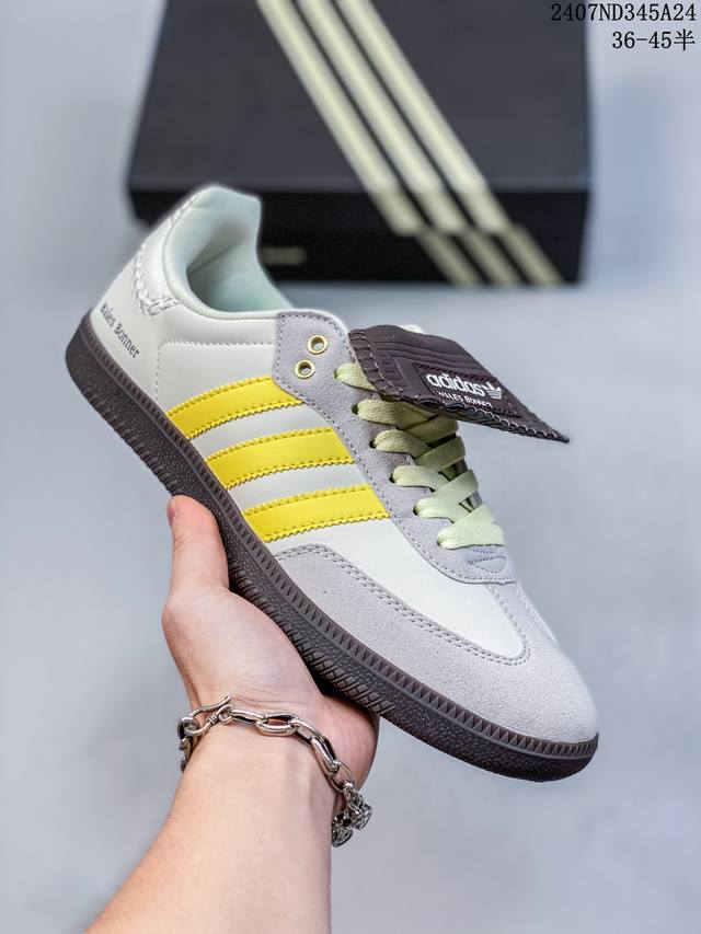 阿迪达斯adidas Originals Gazelle Indoor 三叶草复古防滑耐磨低帮板鞋 鞋款采用柔软的绒面革和耐用的皮革衬里融合在橡胶外底上！ 货号