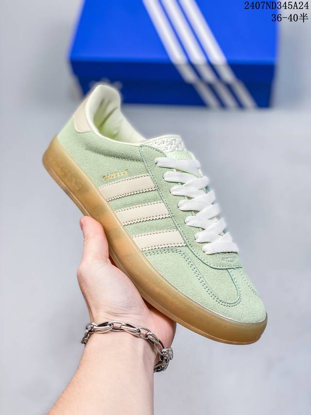 阿迪达斯adidas Originals Gazelle Indoor 三叶草复古防滑耐磨低帮板鞋 鞋款采用柔软的绒面革和耐用的皮革衬里融合在橡胶外底上！ 货号