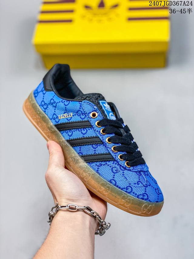 阿迪达斯 Adidas Originals Gazelle Indoor 复古三叶草防滑透明橡胶板鞋经典运动鞋。这款经典鞋,忠于原版设计,缀撞色三条纹和鞋跟饰片