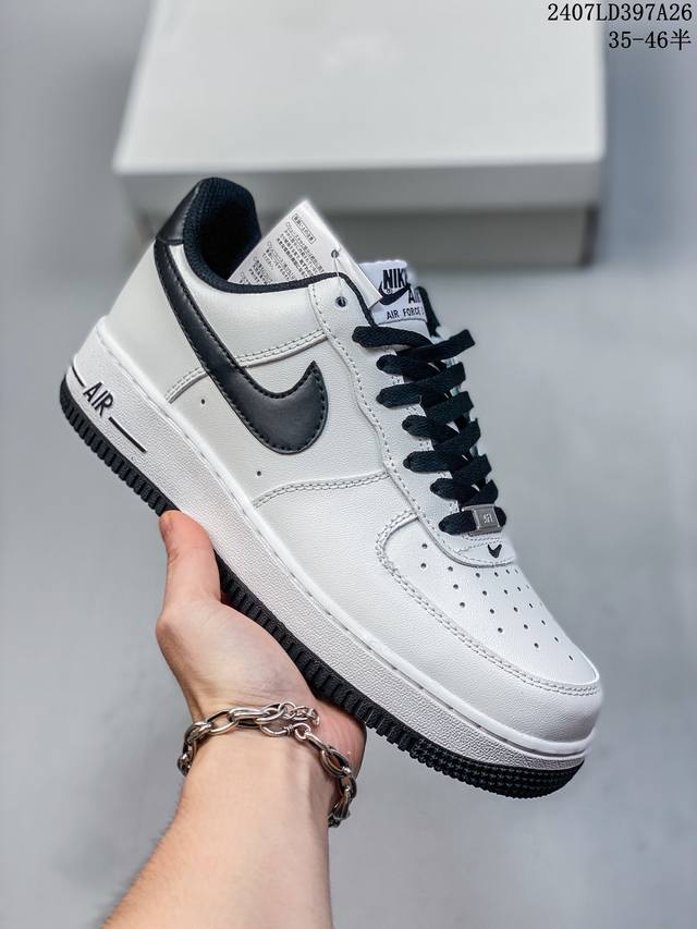 公司级耐克 Nk Air Force 1‘07 Low 联名款 3M反光 空军一号低帮休闲板鞋 ，鞋款鞋身以一袭浅绿色为主调，搭配皮革材质打造。外侧分别饰有 S