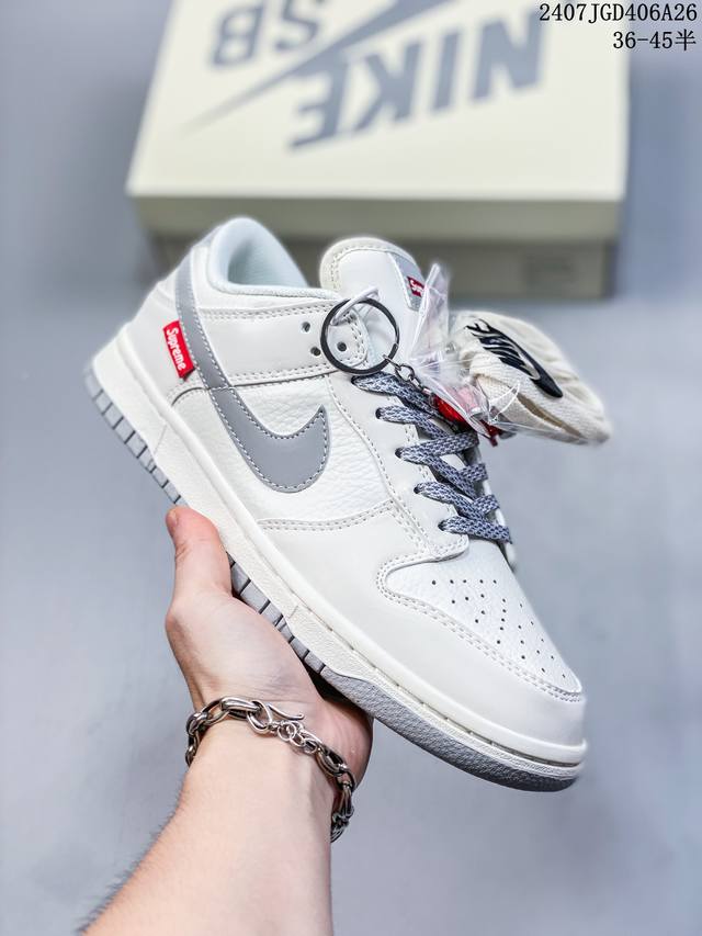 公司带半码 耐克nike Sb Dunk Low 扣篮系列复古低帮休闲运动滑板板鞋。采用脚感柔软舒适zoomair气垫，有效吸收滑板等极限运动在落地时带来的冲击