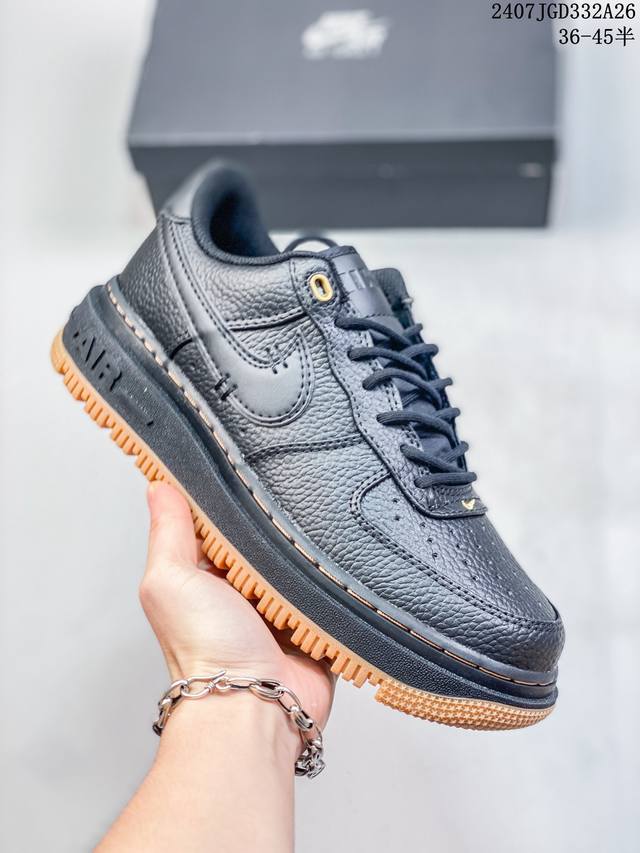 公司级带半码 耐克nike Air Force 1 Low 空军一号 Af1 低帮百搭厚底增高休闲运动板鞋。柔软、弹性十足的缓震性能和出色的中底设计，横跨复古与