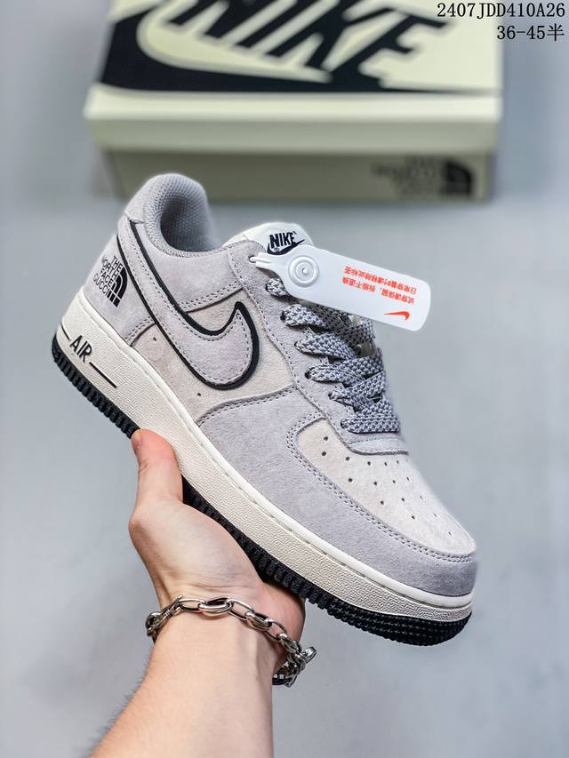 公司级耐克 Nk Air Force 1‘07 Low 联名款 3M反光 空军一号低帮休闲板鞋 ，鞋款鞋身以一袭浅绿色为主调，搭配皮革材质打造。外侧分别饰有 S