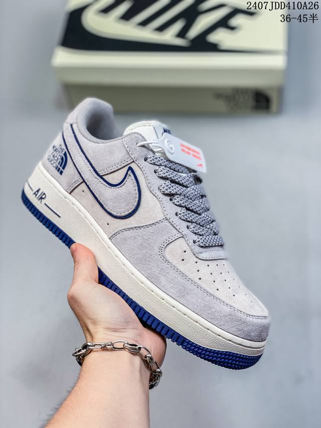 公司级耐克 Nk Air Force 1‘07 Low 联名款 3M反光 空军一号低帮休闲板鞋 ，鞋款鞋身以一袭浅绿色为主调，搭配皮革材质打造。外侧分别饰有 S