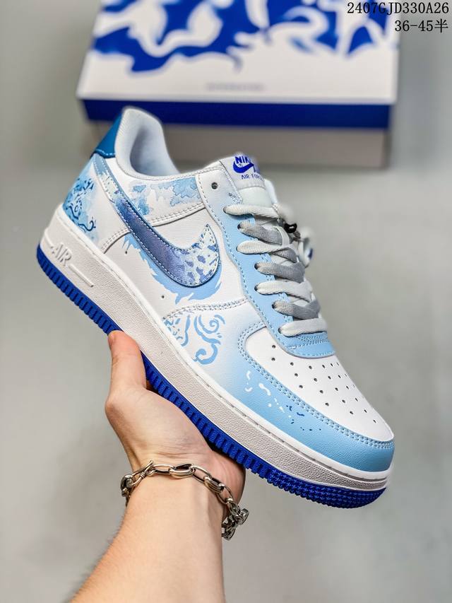 公司级耐克 Nk Air Force 1‘07 Low 联名款 3M反光 空军一号低帮休闲板鞋 ，鞋款鞋身以一袭浅绿色为主调，搭配皮革材质打造。外侧分别饰有 S