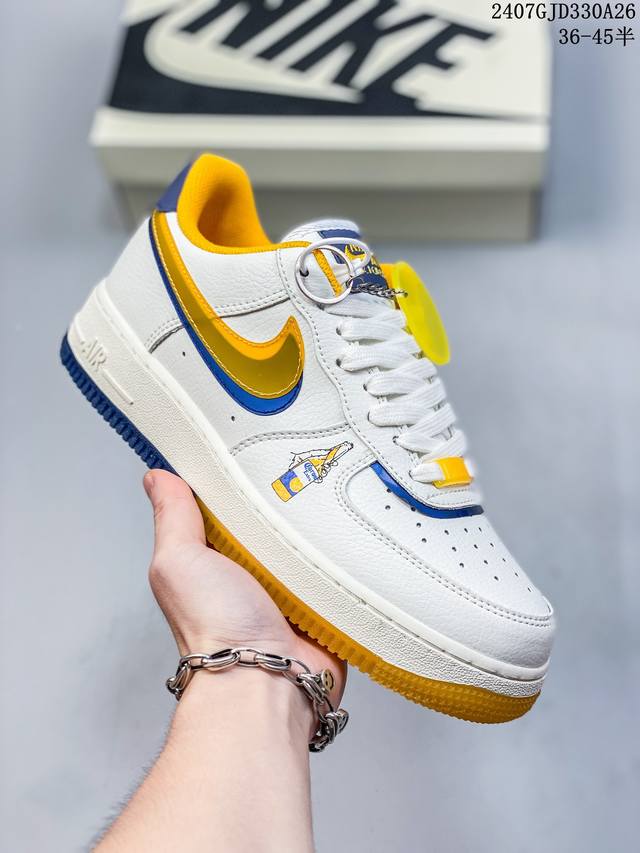 公司级耐克 Nk Air Force 1‘07 Low 联名款 3M反光 空军一号低帮休闲板鞋 ，鞋款鞋身以一袭浅绿色为主调，搭配皮革材质打造。外侧分别饰有 S