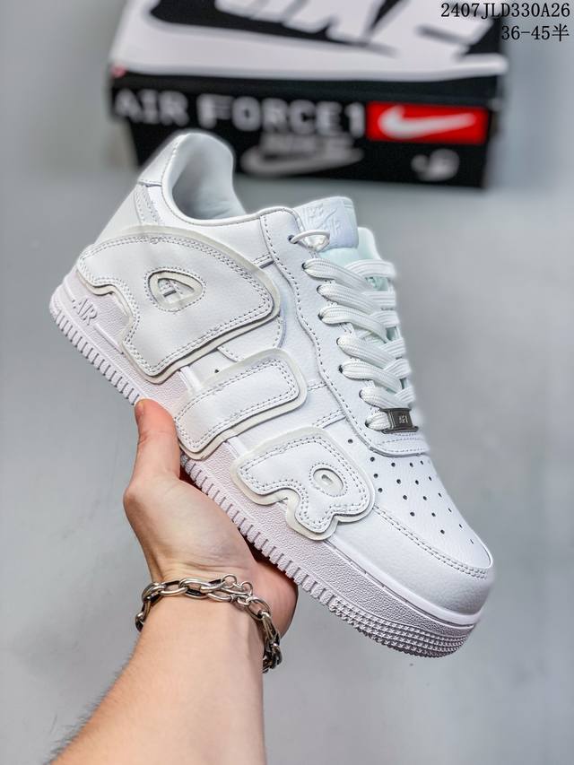 公司级耐克 Nk Air Force 1‘07 Low 联名款 3M反光 空军一号低帮休闲板鞋 ，鞋款鞋身以一袭浅绿色为主调，搭配皮革材质打造。外侧分别饰有 S