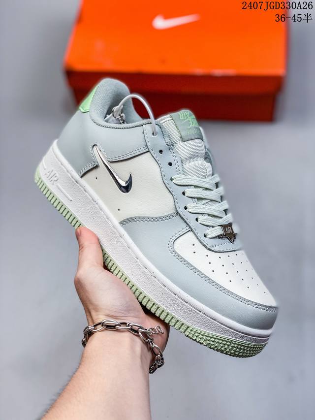 公司级带半码 耐克nike Air Force 1 Low 空军一号 Af1 低帮百搭厚底增高休闲运动板鞋。柔软、弹性十足的缓震性能和出色的中底设计，横跨复古与