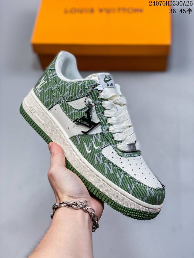 公司级带半码 耐克nike Air Force 1 Low 空军一号 Af1 低帮百搭厚底增高休闲运动板鞋。柔软、弹性十足的缓震性能和出色的中底设计，横跨复古与