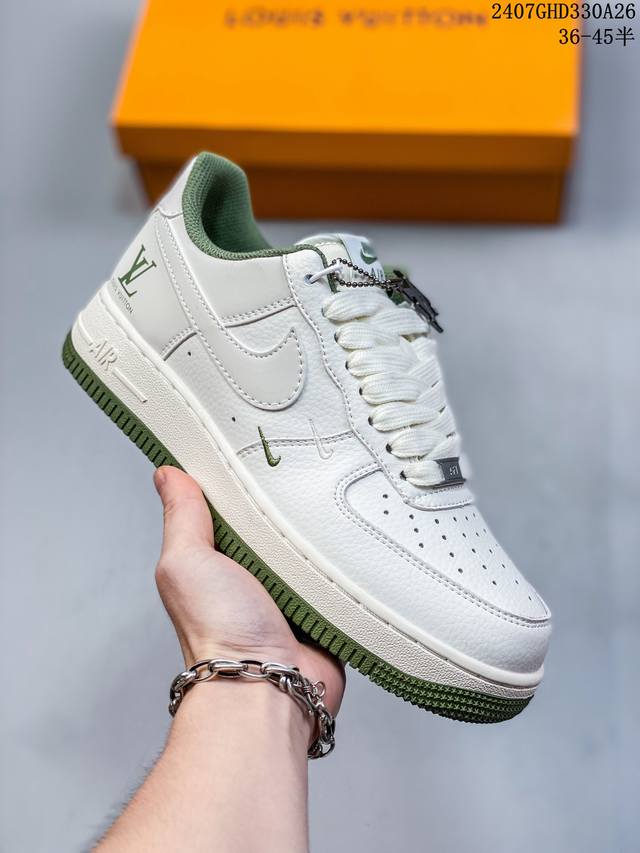 公司级带半码 耐克nike Air Force 1 Low 空军一号 Af1 低帮百搭厚底增高休闲运动板鞋。柔软、弹性十足的缓震性能和出色的中底设计，横跨复古与