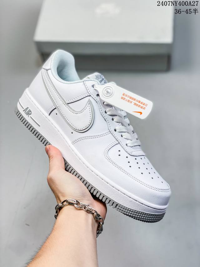 真标带半码 耐克nike Air Force 1 Low 空军一号 Af1 低帮百搭厚底增高休闲运动板鞋。柔软、弹性十足的缓震性能和出色的中底设计，横跨复古与现