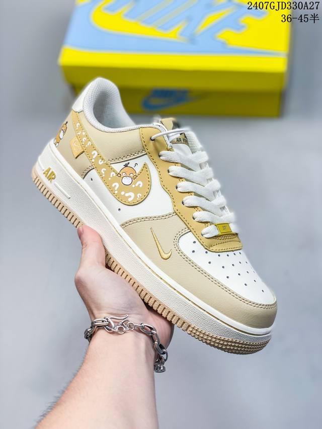 空军带半码 耐克nike Air Force 1 Low 空军一号 Af1 低帮百搭厚底增高休闲运动板鞋。柔软、弹性十足的缓震性能和出色的中底设计，横跨复古与现