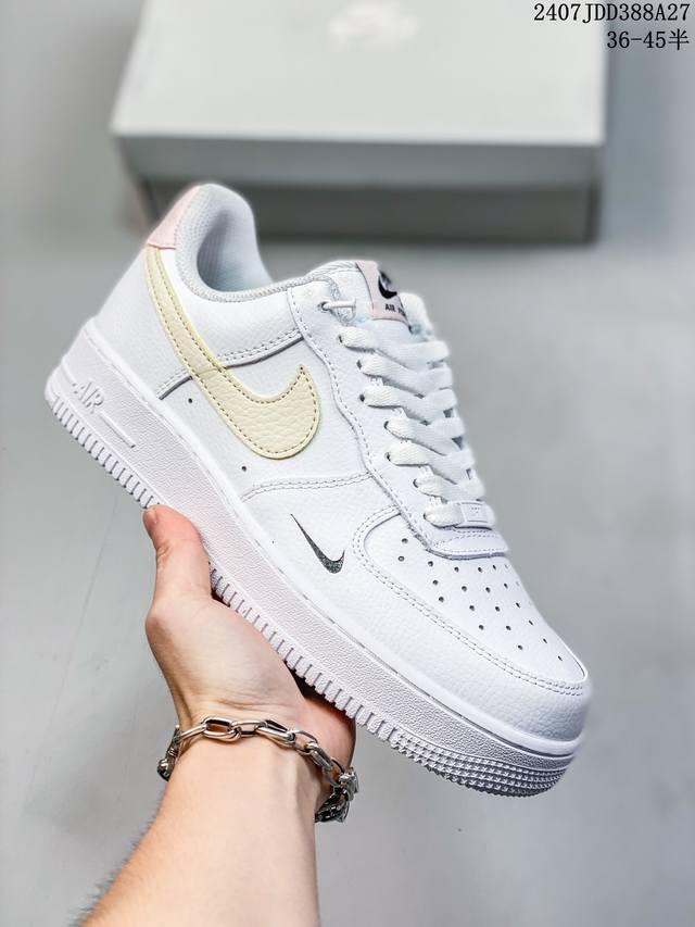 真标带半码 耐克nike Air Force 1 Low 空军一号 Af1 低帮百搭厚底增高休闲运动板鞋。柔软、弹性十足的缓震性能和出色的中底设计，横跨复古与现