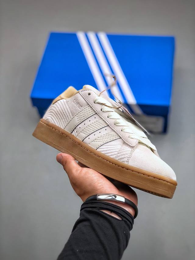 Adidas Originals Campus 00S 学院系列面包风经典复古低帮百搭休闲运动板鞋这次 Adidas Originals 选择了以经典复古鞋型