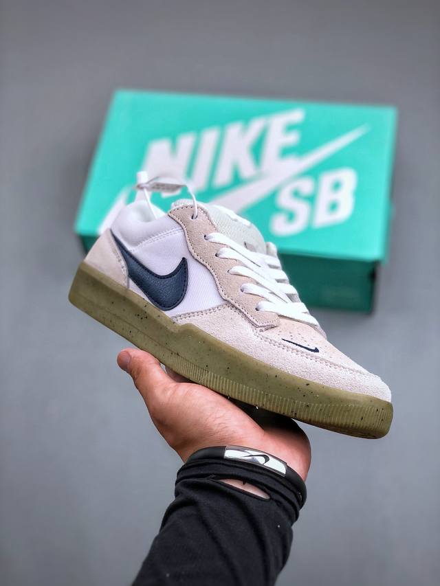 耐克nike Sb Force 58 运动滑板鞋是一款将前沿创新带入街头的单品，它具有硫化杯底，具有出色的耐用性和灵活性。使用帆布和绒面革，在饰面上放置通风口，