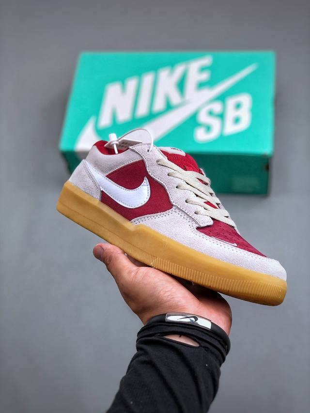 耐克nike Sb Force 58 运动滑板鞋是一款将前沿创新带入街头的单品，它具有硫化杯底，具有出色的耐用性和灵活性。使用帆布和绒面革，在饰面上放置通风口，