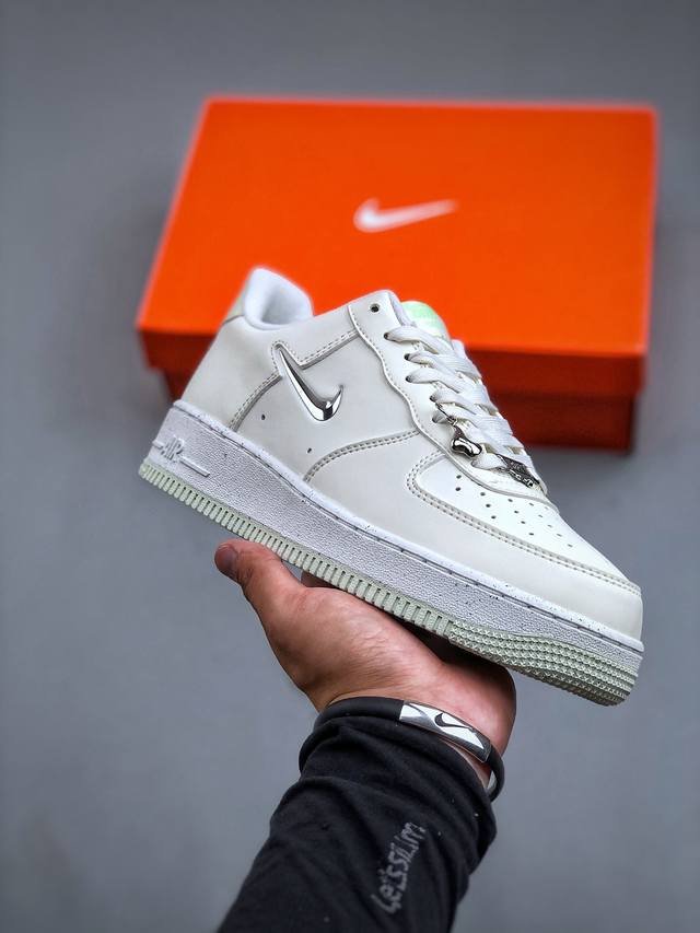 Nike Air Force 1′07 Low 空军一号低帮百搭休闲运动板鞋 Fn8540-100 柔软、弹性十足的缓震性能和出色的中底设计 横跨复古与现代的外