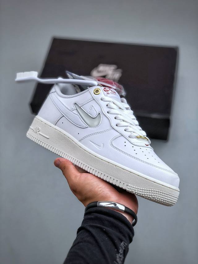 内置芯片，可扫码版，支持手机nfc识别！ 纯原级别 Nike Air Force 1 Low ‘07 Prm 40周年 原厂冲刀皮料切割干净 无任何毛边 清洁度