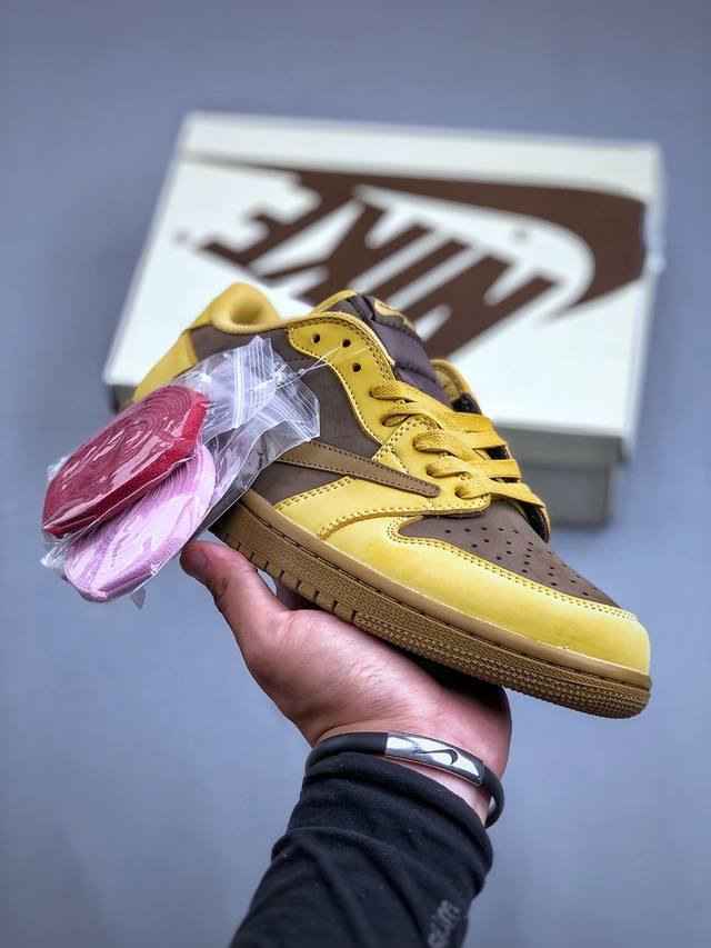 Travis Scott X Air Jordan 1 ”棕黄“ 联名倒钩 低帮文化篮球鞋 完美品质出货 细节如图所示 鞋面切割工整 冲孔整齐干净 中底拉帮线