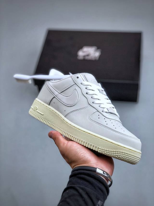 内置芯片，可扫码版，支持手机nfc识别！ 纯原级别 Nike Air Force 1 Low ‘07 烟灰色 原厂冲刀皮料切割干净 无任何毛边 清洁度细节完美