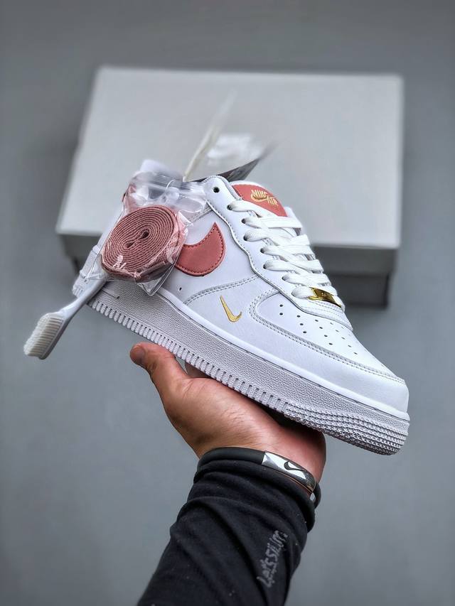 内置芯片，可扫码版，支持手机nfc识别！ 纯原级别 Nike Air Force 1 Low ‘07 白粉 原厂冲刀皮料切割干净 无任何毛边 清洁度细节完美 做