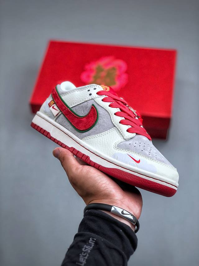 Nike Dunk Low 中国年限定 红运此款主张打破传统的工业化流水线设计限制，以made By Ideas的超级创意为理念，集结众多潮流设计师，结合时下最