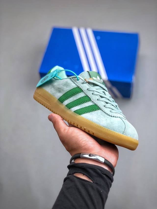 Adidas Originals Bermuda Brms W 此款以简约大方的造型设计，给人以随性休闲的时尚格调，穿着舒适轻便，运动灵活自如，蓝满足日常个性穿