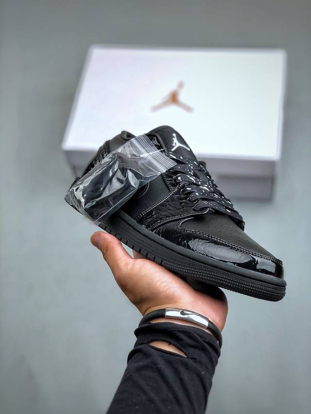 Air Jordan 1 Low Black Croc Aj1 乔1鳄鱼黑 低帮文化休闲板鞋 Hj7743-010 #采用三重黑色配色，突出的特点是它的鞋面，由