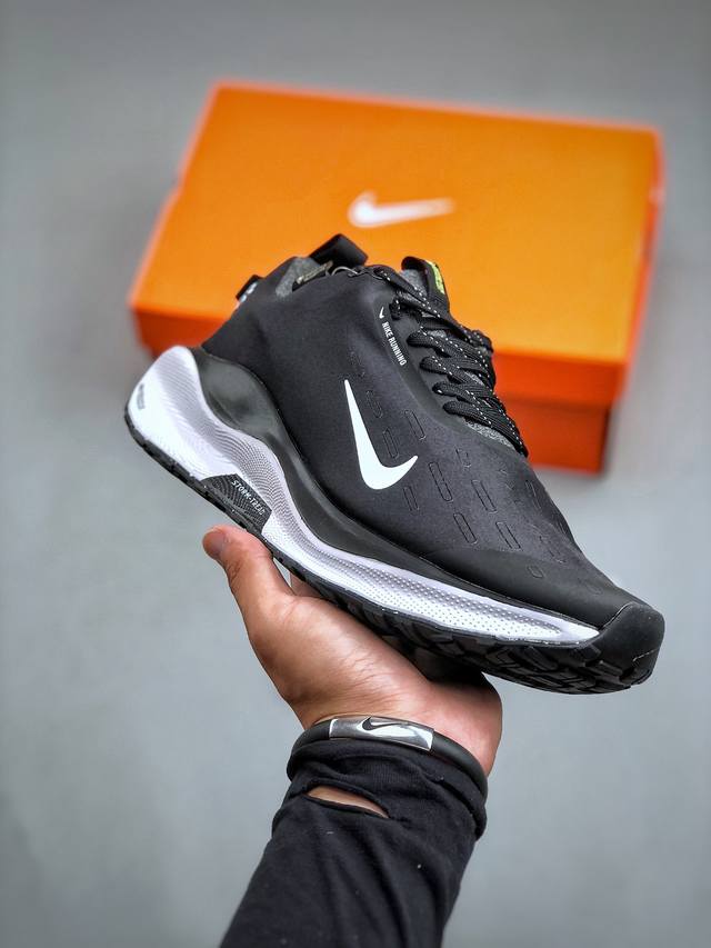 Nike Infinity Run 4 Gore-Tex 耐克防水公路助力畅跑鞋 Fb2204-001 #鞋身融入 Gore-Tex 防水层，搭配柔软鞋口在下雨