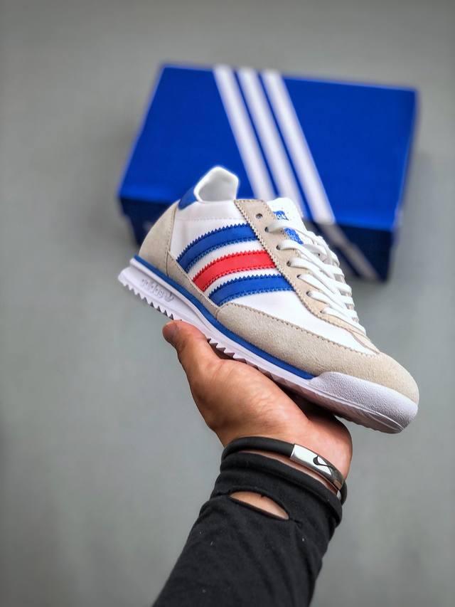 Adidas Originals Sl 72 Rs 阿迪休闲防滑耐磨低帮板鞋经典低帮设计和橡胶外底，采用舒爽尼龙鞋面，绒面革饰面和皮革细节搭载着 Ecotex