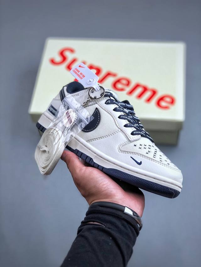 Supreme X Nike Dunk Low 深蓝帆布此款主张打破传统的工业化流水线设计限制，以made By Ideas的超级创意为理念，集结众多潮流设计师