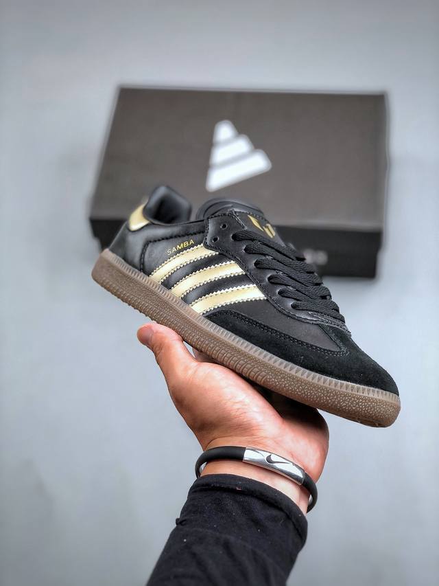 Adidas Original Samba Og 复古单品复古桑巴板鞋 这款桑巴鞋展示了高质量的工艺 带有装饰的超锁缝制和无缝的手感 柔软、柔软的皮革造型和标志