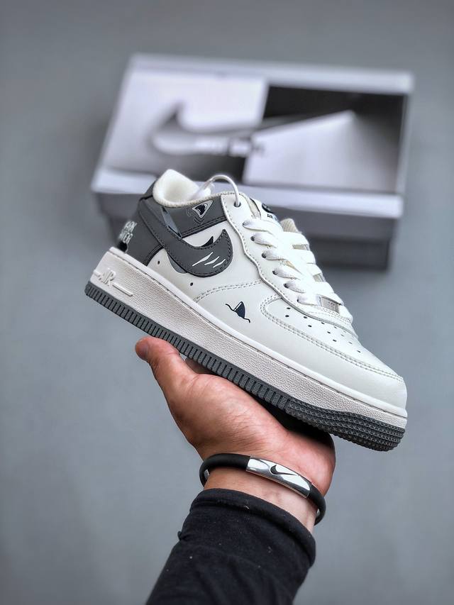 Nike Air Force1 全新配色 #原楦头原纸板 打造纯正空军版型 #专注外贸渠道 全掌内置蜂窝气垫 #原盒配件 原厂中底钢印、拉帮完美 货号：Db33