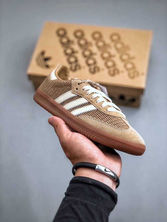 Adidas Original Samba Og 复古经典轻便板鞋 这款桑巴鞋展示了高质量的工艺 带有装饰的超锁缝制和无缝的手感 柔软、柔软的皮革造型和标志性的