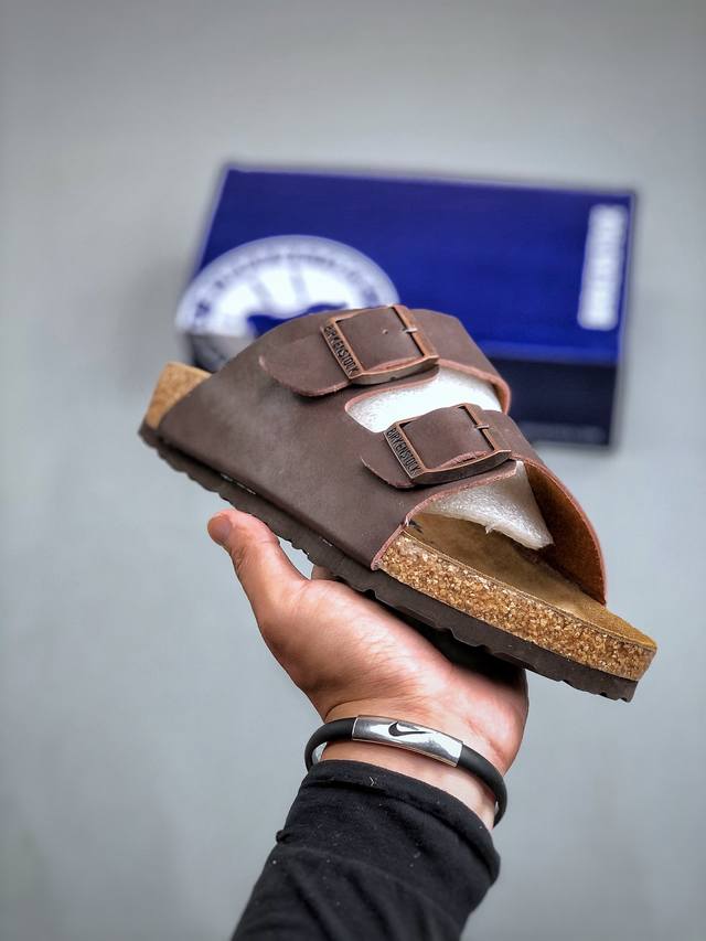 德国百年知名鞋履品牌 博肯birkenstock 勃肯半拖凉鞋系列 克罗心双扣金属扣设计 双杠绑带夏季凉鞋采用质地柔软牛皮绒面革植入羊羔毛鞋垫和里衬材质中底搭载