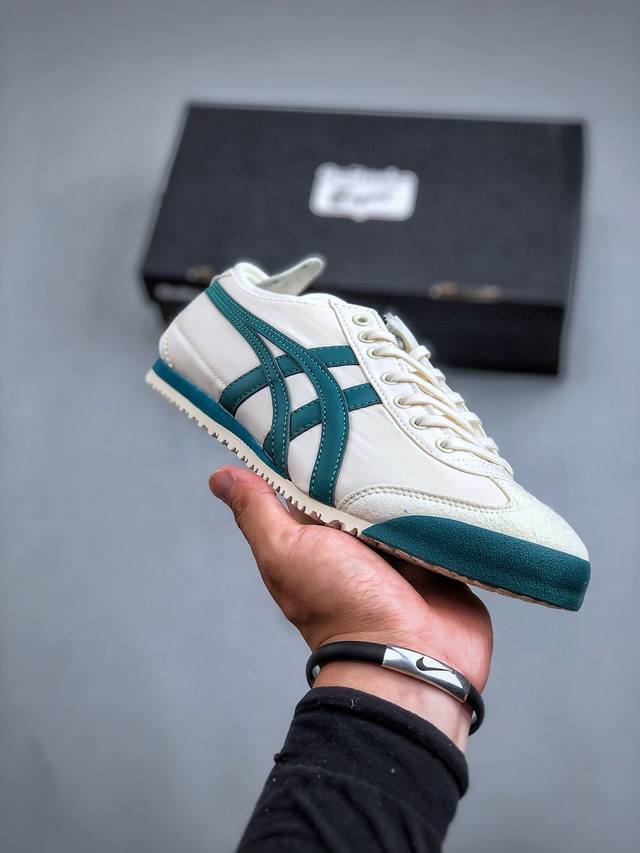 Onitsuka Tiger Mexico 66 百搭单品板鞋 Mexico 66是鬼冢虎旗下最经典的款式，李小龙最喜欢的一款训练鞋休闲鞋！鞋身特有的虎爪造型l