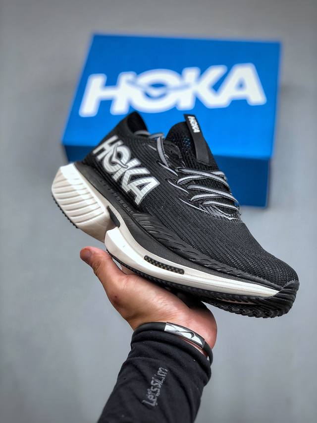 Hoka U Cielo X1 小红书推选！全新配色 这个品牌来自于新西兰的毛利语，Hoka表示大地，One One表示飞越，连起来就是飞越地平线，One On