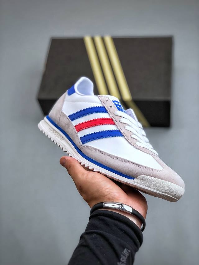 Adidas Originals Sl 72 Rs 阿迪休闲防滑耐磨低帮板鞋经典低帮设计和橡胶外底，采用舒爽尼龙鞋面，绒面革饰面和皮革细节搭载着 Ecotex