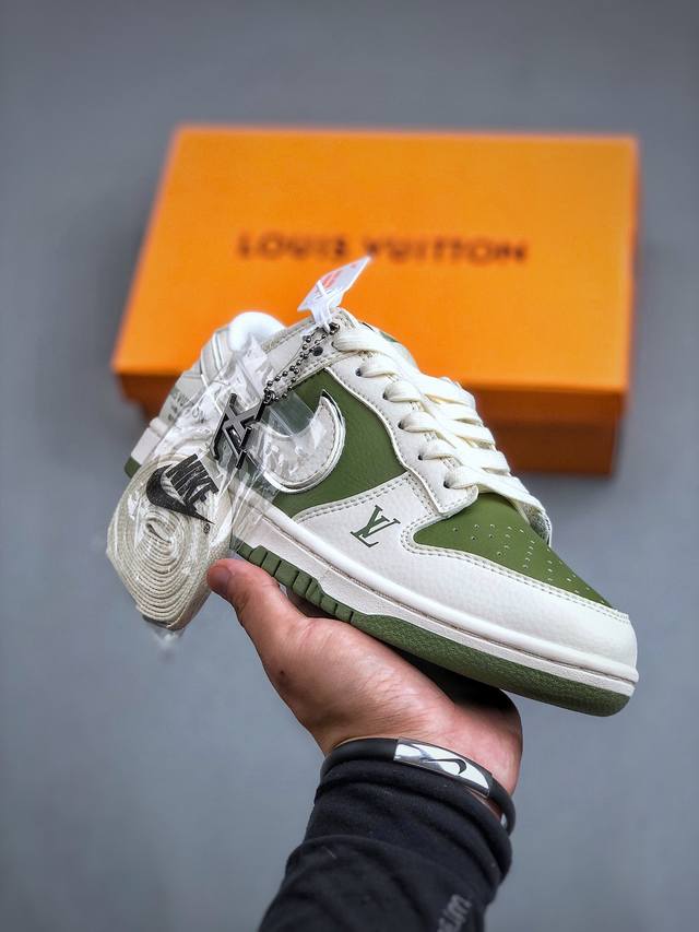 Lv X Nike Dunk Low 米白银绿此款主张打破传统的工业化流水线设计限制，以made By Ideas的超级创意为理念，集结众多潮流设计师，结合时下