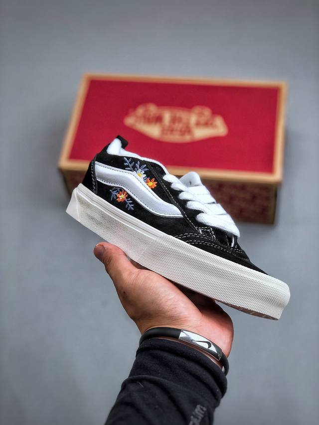 Vans Classics Knu Skool 范斯官方新款 刺绣小花厚鞋舌面包鞋 Vans联名超火的土豆鞋，复古经典，鞋头放大、包边上移加厚、鞋舌加厚。Va