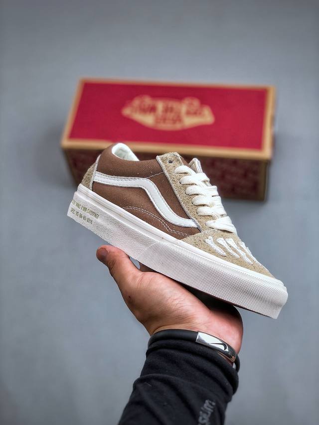 Mark Sbtg X Vans 2024 亚洲艺术家联名 本次联名old Skool 鸳鸯色鞋款结合sbtg 标志的指骨鞋头元素 运用不同色调的棕色呈现 皮