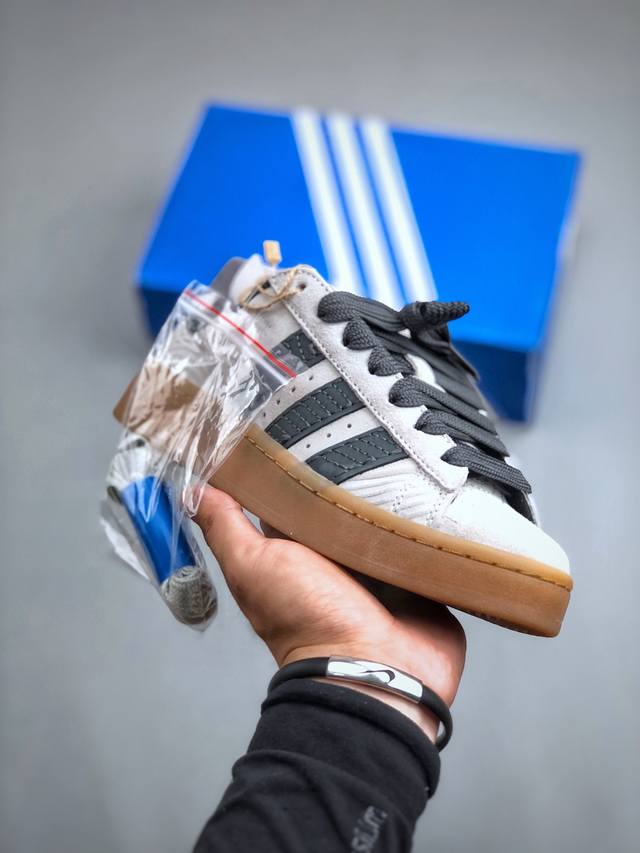 Adidas Originals Campus 00S 专柜同步配色 面包鞋系列鞋身采用绒面皮料搭配常规皮革 质感上还是延续了经典 Campus 的设计 独家原