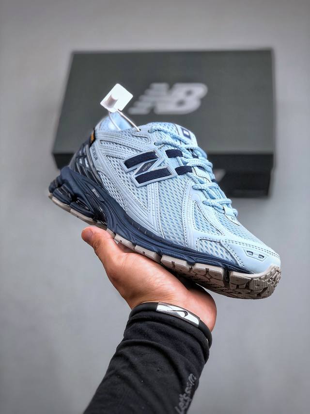 New Balance 1906系列复古老爹风休闲运动慢跑鞋 M1906Cda #采用轻质牛剖革拼接透气网眼衬垫织物鞋面材质 T-Beam大底提供足步弓支撑，保