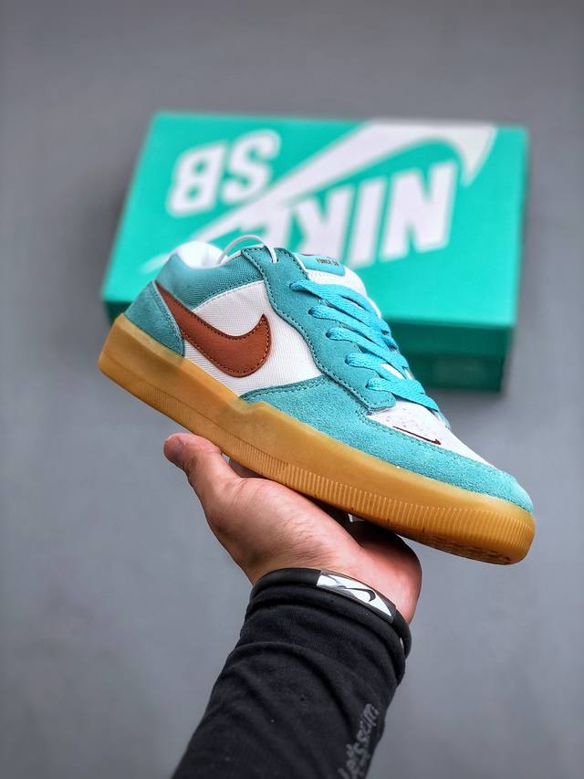 Nike Sb Force 58 运动滑板鞋是一款将前沿创新带入街头的单品，它具有硫化杯底，具有出色的耐用性和灵活性。使用帆布和绒面革，在饰面上放置通风口，它自